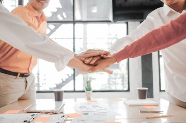 İş adamları ekip çalışması. Toplantı odası, yatırım konsepti ve başarı konseptinde ellerini birleştiriyorlar.