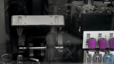 Modern klinik laboratuvar ortamında laboratuvar testleri ve kan grubu testleri için analiz rafına yerleştirilen kan örneklerinin görüntüsünü kapat..