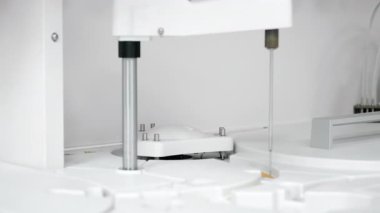 Modern sağlık laboratuvarında tıbbi teşhisler ve klinik testler için örnek işleme yapan otomatik laboratuvar analiz sistemine yakından bakın..