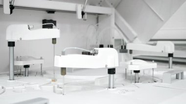 Modern sağlık laboratuvarında tıbbi teşhisler ve klinik testler için örnek işleme yapan otomatik laboratuvar analiz sistemine yakından bakın..