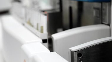 Gelişmiş otomasyon teknolojisiyle tıbbi teşhis ve laboratuvar testleri için modern klinik laboratuvarında idrar örnekleri işleyen otomatik idrar analizcisi..