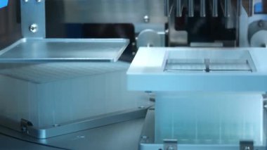 Modern laboratuvar ortamında moleküler tanı ve genetik analiz için hassas araçlarla otomatik PCR nükleik asit çıkarma istasyonu örneklerini kapat.