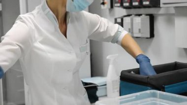 Laboratuvar teknisyenlerinin laboratuvar ortamında klinik testler için gelen kan örneklerini sınıflandırması..