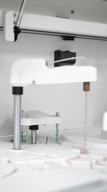 Temiz bir laboratuvar ortamında modern bir tanı cihazının içindeki karıştırma sondalarını, örnekleme modüllerini ve yüksek hassasiyet mekanizmalarını gösteren otomatik laboratuvar analizcisinin iç odasını kapat..