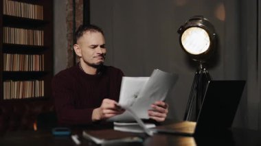 Stresli işadamı bilgisayarlı belgeleri masaya fırlatıyor, son teslim tarihi baskısı, iş başarısızlığı ve ofis patlaması kavramı.