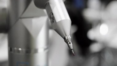 Modern imalat mühendisliği laboratuvarında hassas ölçüm ve endüstriyel kalite kontrolü için kullanılan koordinat ölçüm makinesi sondasının kapatılması.