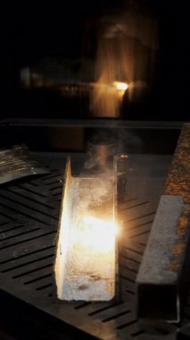 Endüstriyel lazer temizleme makinesi bakım ve yüzey hazırlama işlemi sırasında çelik metal yüzeyden pas ve oksitlenmeyi kaldırıyor..