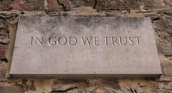 Vi litar på Gud. Graverad text. — Stockfoto