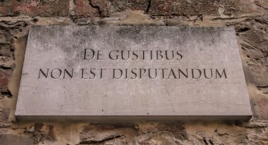 De gustibus sigara est disputandum. Bir Latin maxim tat, konularında hiçbir anlaşmazlıkları olabilir anlamına gelir. Kelimenin tam anlamıyla tadı hakkında bu tartışmalı ele veya gereken.