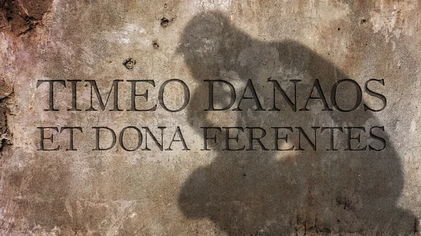 Timeo Danaos et dona ferentes. Una frase latina . — Foto Stock