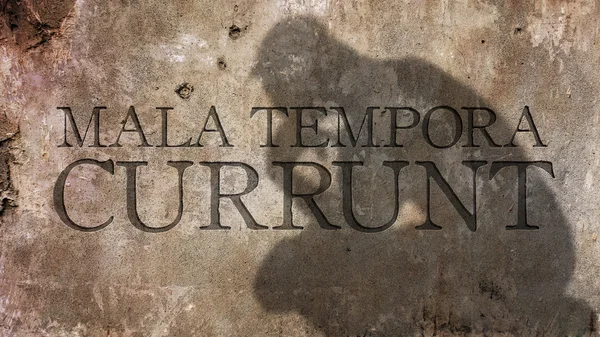 Mala tempora currunt. Adage latin . — Photo