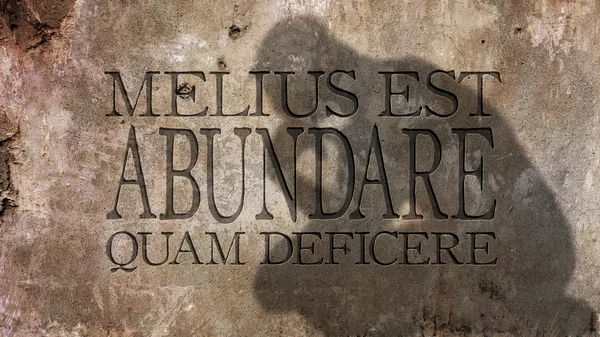 Melius 米国東部標準時刻 abundare quam deficere。それを意味するラテン語はあまり少なすぎるより優れています。. — ストック写真