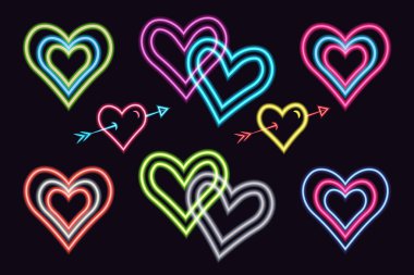 Siyah zemin üzerinde sevgililer günü için parlak ışık sembolleri ve aşk okları olan neon kalp koleksiyonu..