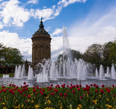 Güzel bir gün, ikonik Mannheim Wasserturm (su kulesi)