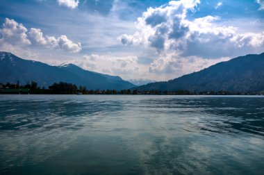 Almanya'da Tegernsee Gölü üzerinden sessiz, huzurlu görünüm