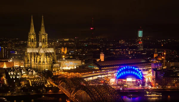 Nachtelijke Keulen landschap met Bright Lights op Hohenzoller brug, kathedraal en Tv-toren — Stockfoto