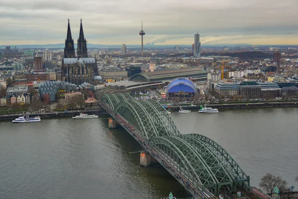 Paisaje diurno de Colonia con catedral, torre de TV, puente Hohenzoller y río —  Fotos de Stock