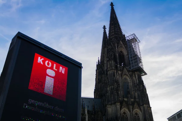 Bienvenido a la Catedral de Colonia con signo de información — Foto de Stock