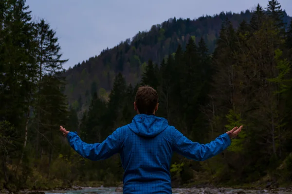 Man met Open armen aan symbolische aard — Stockfoto