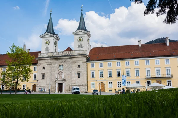 Abadía pacífica y soleada de Tegernsee en la exuberante hierba verde en Alemania — Foto de Stock