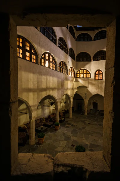 Odhlédneme-li kamenné okno hrad Matzen moderní středověkého nádvoří — Stock fotografie