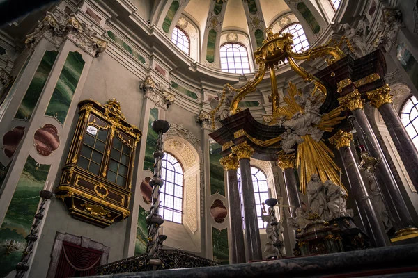 Jesuitenkirche, Mannheim Almanya altın, etkileyici bir şekilde dekore edilmiş Altar — Stok fotoğraf