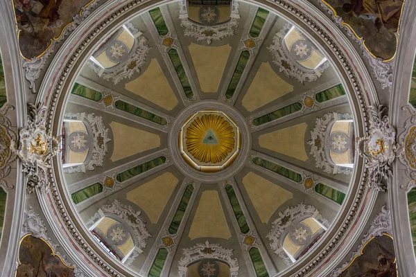 L'occhio che tutto vede nella cupola decorativa della Jesuitenkirche a Mannheim, Germania — Foto Stock