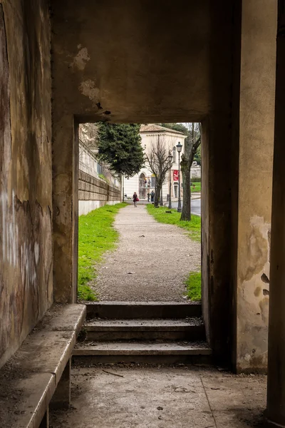 Obdélníkový otvor v historické zdi v Římě, Itálie — Stock fotografie