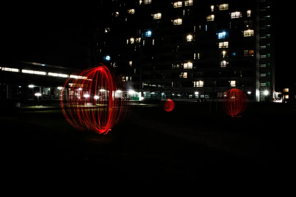 Κόκκινο φως σφαίρες μακροχρόνια έκθεση στο Μόναχο πάρκο τη νύχτα με διαδρομή — Φωτογραφία Αρχείου