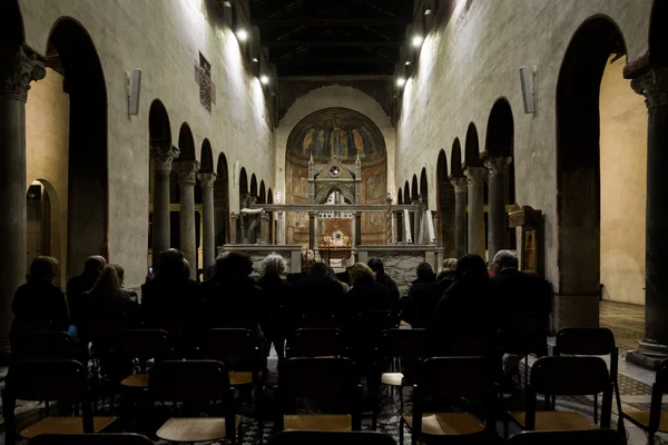 Basiilica Santa Maria Cosmedin'deki Kilisesi, Roma İtalya kalabalıkta konser — Stok fotoğraf