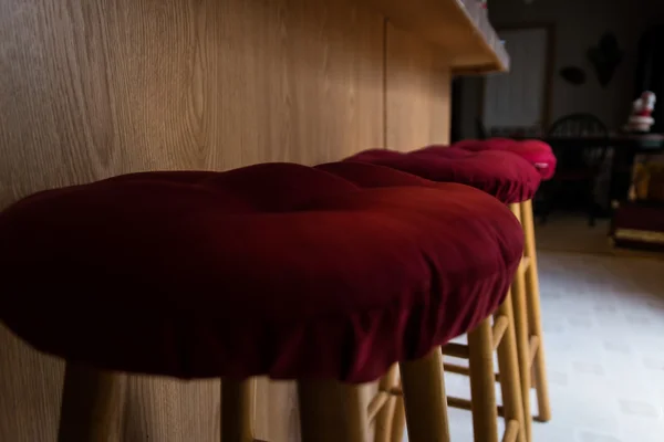 Barhockerreihe mit rot gepolsterten Sitzen — Stockfoto