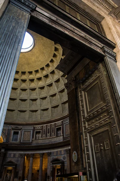 Vstupní vchod Řím Itálie Pantheon rohu zobrazení stropní dveře — Stock fotografie