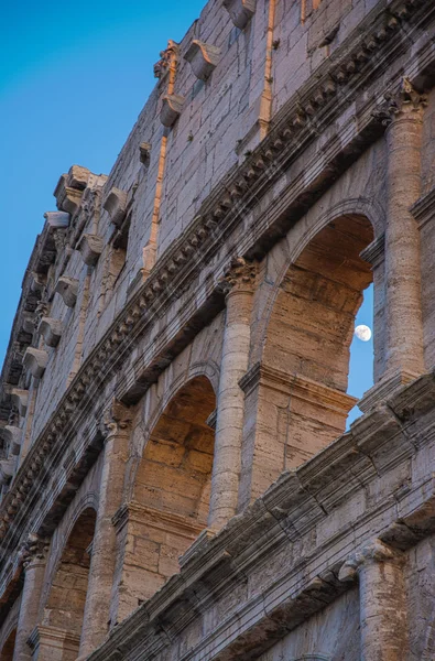 Lua Arcos Crepúsculo Roma Coliseu Itália Monumento Detalhe — Fotografia de Stock
