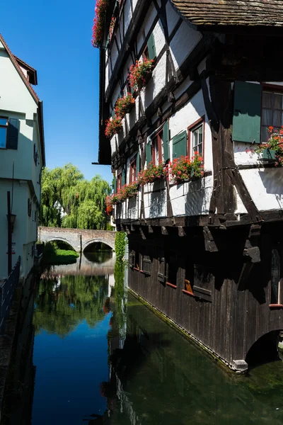 Hôtel Schiefes Haus Ulm Landmark Allemagne Chalet Maison sur l'eau — Photo