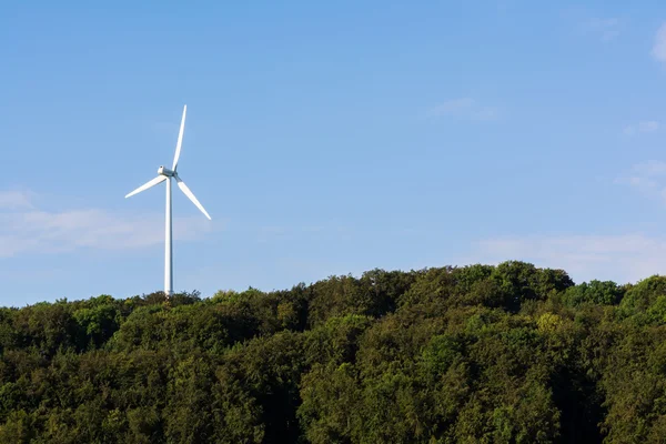 Molino de viento del bosque de turbinas Hilltop en día claro — Foto de Stock