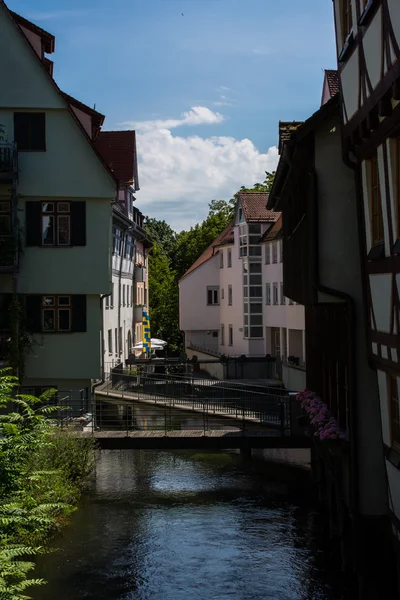 Canal traversant les bâtiments allemands à Ulm — Photo