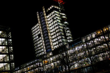 Gece zaman ışıklar ofis binaları soyut