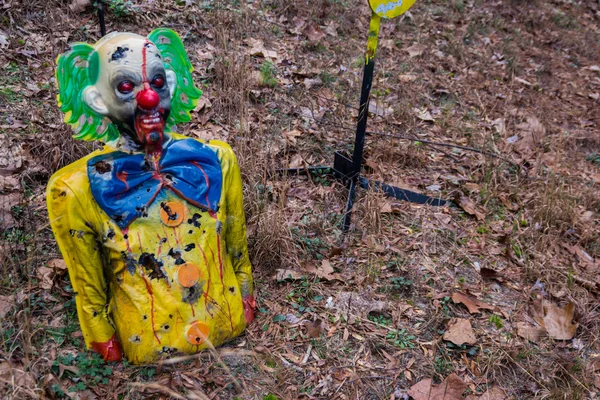 Střelba cíl zničen barevné hrůzostrašný klaun v lese — Stock fotografie
