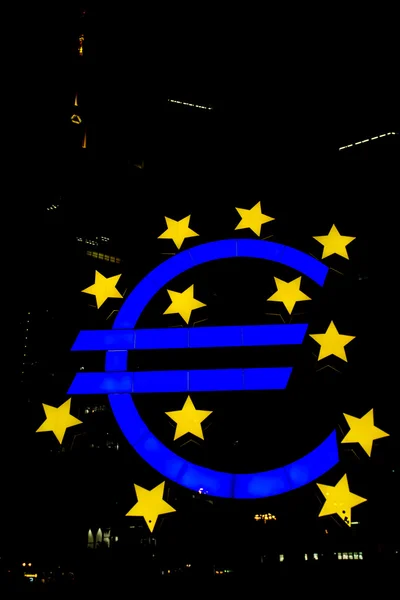 Resumen Símbolo aislado del euro Frankfurt European Central Bank Night — Foto de Stock