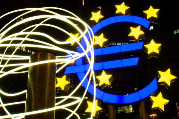 Euro Simbolo Lunga Esposizione Palo Luce Astratta Banca Centrale Europea — Foto Stock