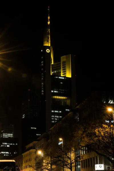 Πύργος Commerzbank κοντά μέχρι τα φώτα το βράδυ πυροβολισμό αρχιτεκτονική των κτιρίων — Φωτογραφία Αρχείου