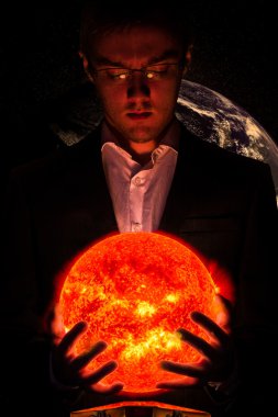 Güneş bilgelik Planet Earth Suit adam tutarak soyut sanat öğrenme