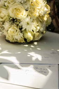 Düğün mektup çiçek hediye konuklar zarf tablo gündüz kapalı