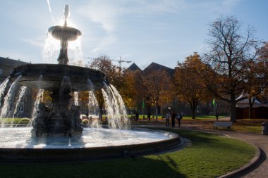 Schlossplatz Stuttgart Almanya akan suda parlayan güneş çeşme