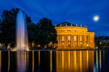 Stuttgart Staatstheater Twilight mavi gökyüzü ay su yansıma