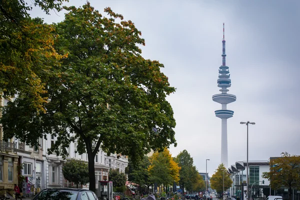 Street City Almanya bulutlu yürüyüş Hamburg Tv Kulesi — Stok fotoğraf