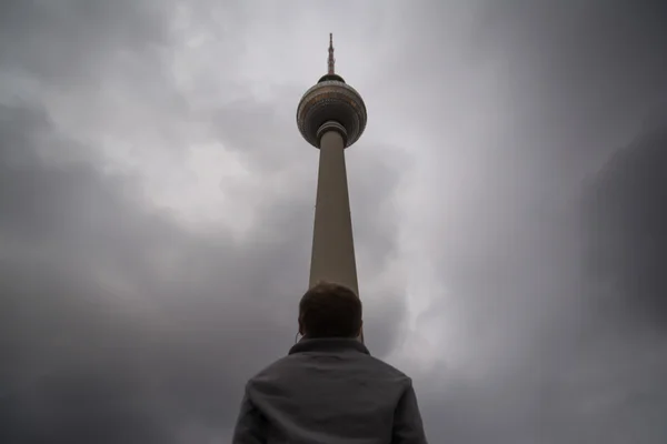 Ödmjuk syn på Berliner Fernsehturm Tv-tornet Monument ung Man — Stockfoto