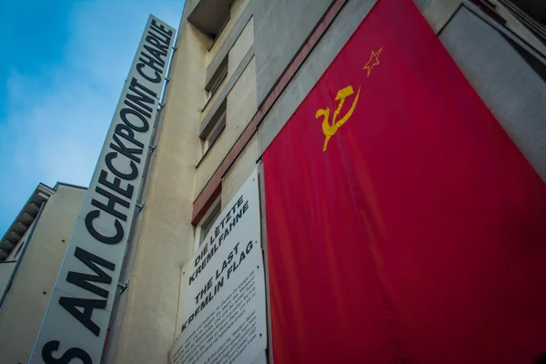 Checkpoint Charlie Communist vlag close-up Berlijn Duitsland — Stockfoto
