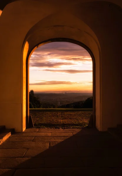 Blick durch Torbogen auf Sonnenaufgang Solitude Palace stuttgart deutschland — Stockfoto