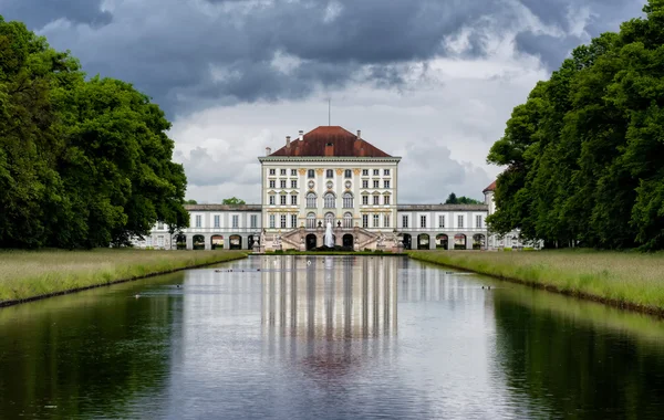 Nymphenburg nehir yansıma manzara Münih Almanya — Stok fotoğraf